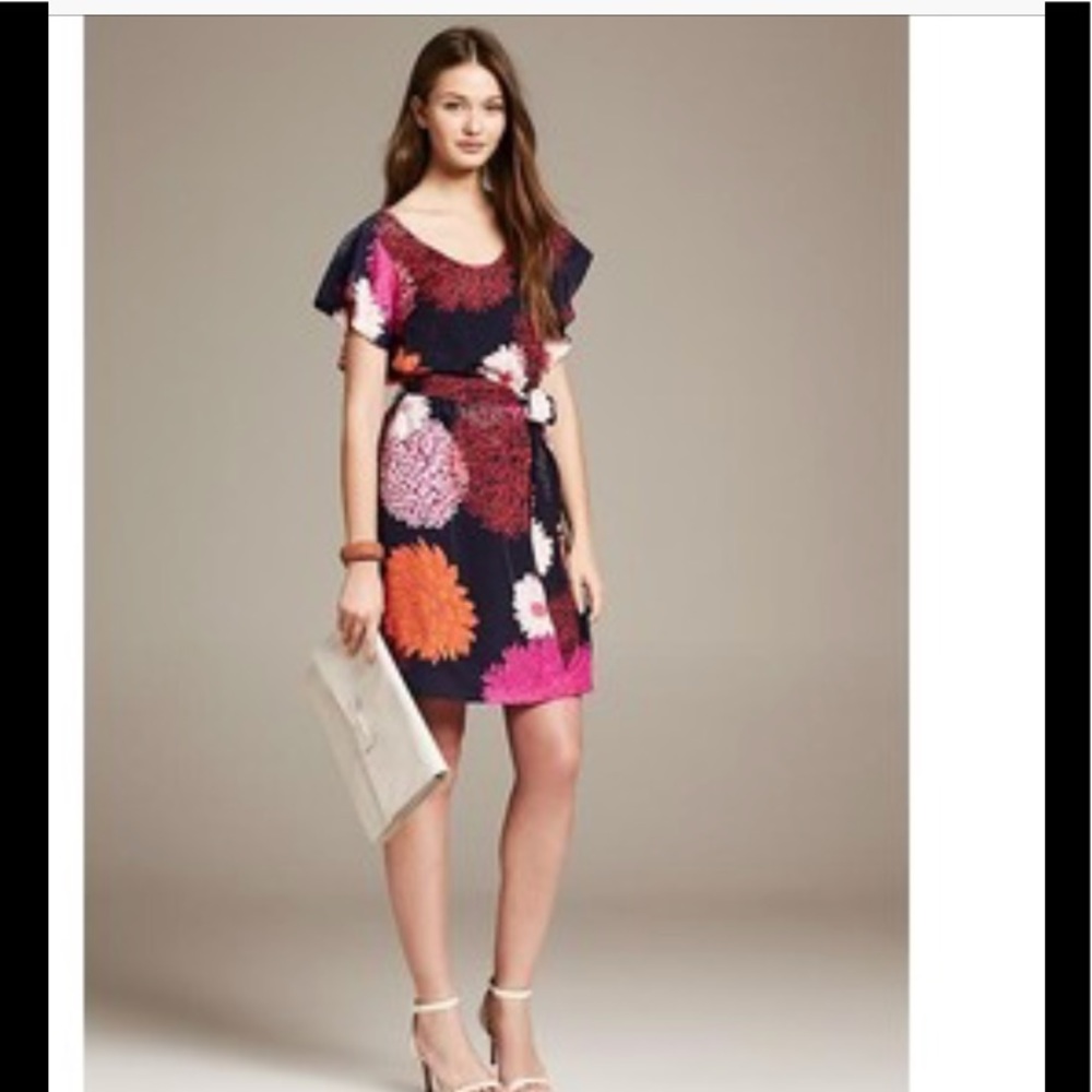 ❤️ Banana Republic floral flutter sleeve dress ❤️